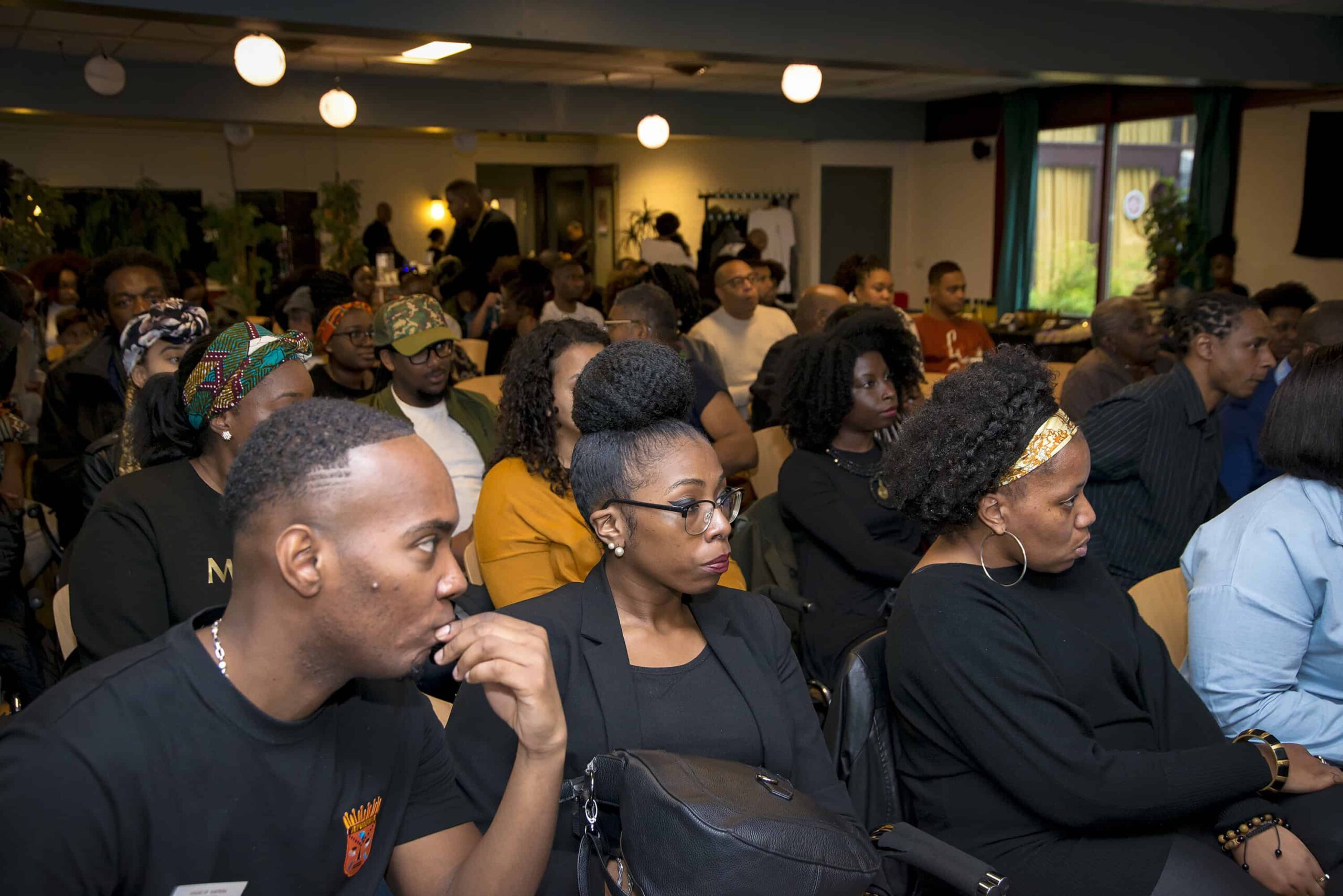 Geboeid publiek. Foto Ptah Ank Re