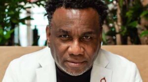 Terwijl die ene nar die andere nar klapte om die nar die het Grote Huis boycotte toen ze er niet in mocht