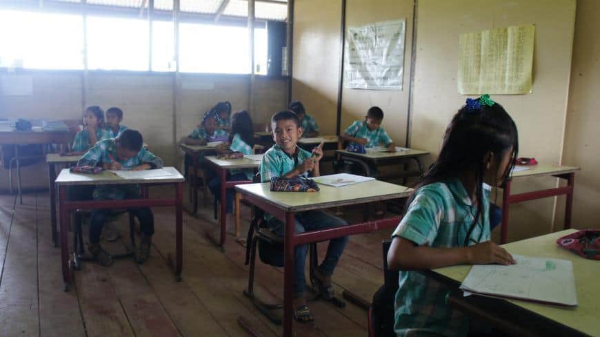 In de klas op de basisschool in Alalapadu, zuid-Suriname - © Zoë Deceuninck