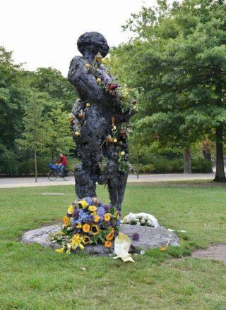 Mama Baranka, gemaakt door Nelson Carrilho in 1984, in het Vondelpark Amsterdam. Foto: Hans Homburg. www.inhetvondelpark.nl