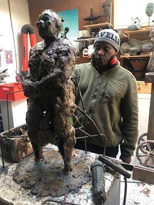 Nelson Carrilho werkend aan het beeld Mama Baranka in zijn tijdelijke studio in de Valkenburgerstraat, zomer 1984 Nelson Carrilho in 2023. Foto Robin van Erven 