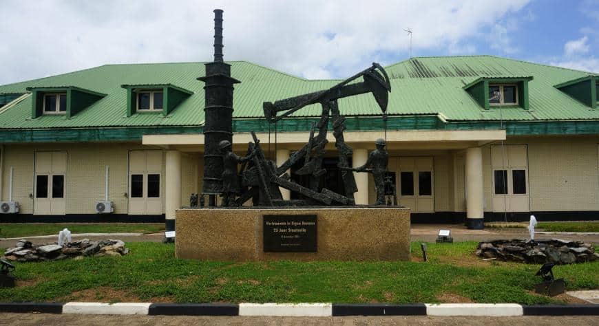 Voor het hoofdkantoor van Staatsolie. Foto: © Zoë Deceuninck